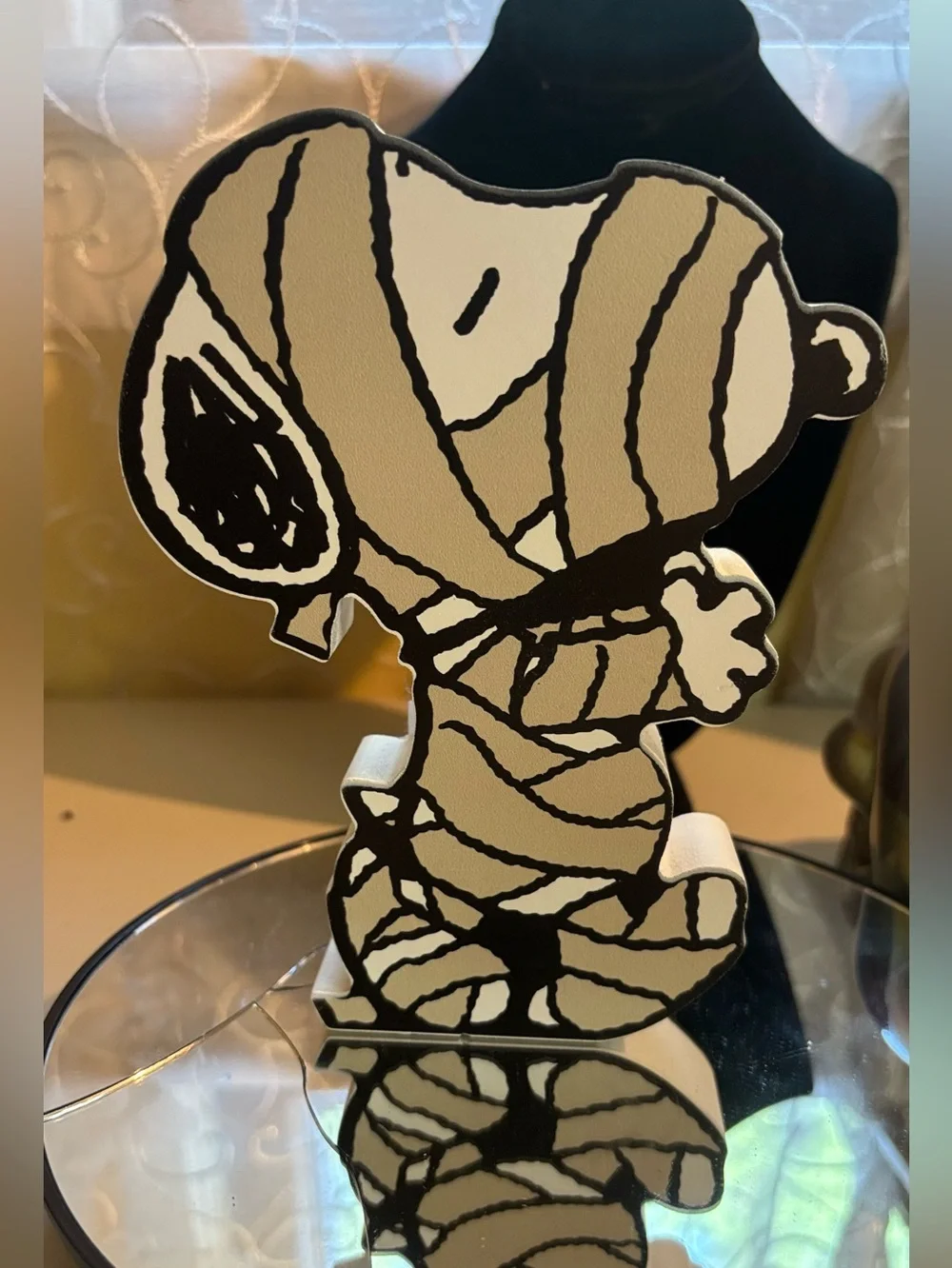 Snoopy Mummy decorating
